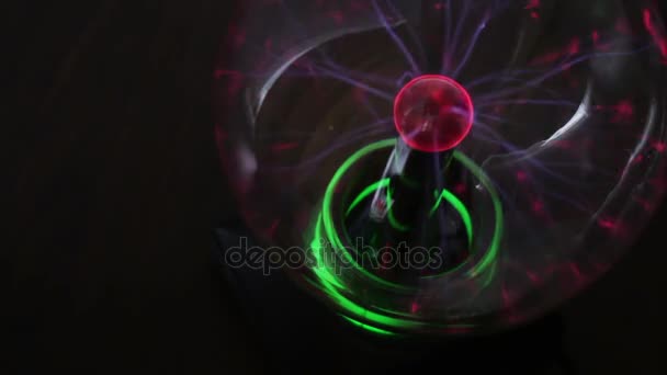 Bola de plasma colorido está sobre a mesa
 - Filmagem, Vídeo