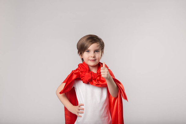 Niedliches Superhelden-Kind gibt Daumen hoch - Foto, Bild