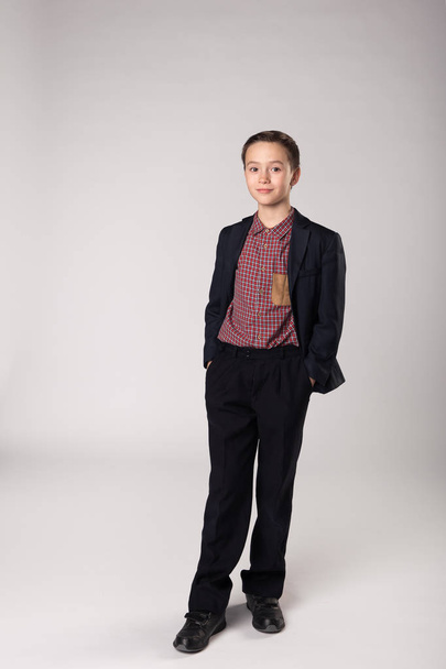 Portret Studio biznesmen chłopak w garniturze - Zdjęcie, obraz