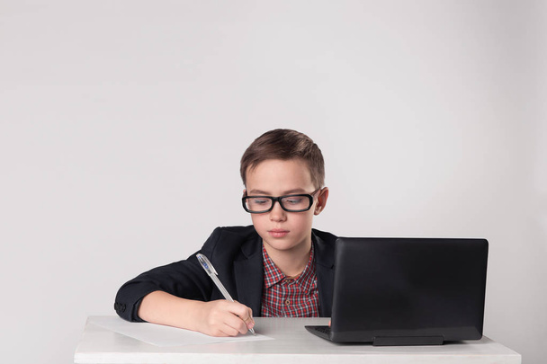 Serious business boy writing with pen - Фото, зображення