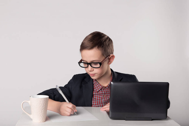 Портрет молодого бизнесмена, пишущего ручкой
 - Фото, изображение