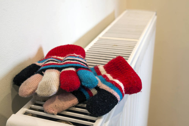 Childs πλεκτά γάντια ξήρανση σε θέρμανση καλοριφέρ μετά da χειμώνα - Φωτογραφία, εικόνα