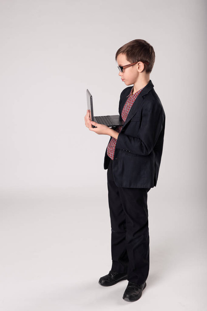 Dizüstü bilgisayar kullanarak bardaklarda iş çocuk portresi - Fotoğraf, Görsel