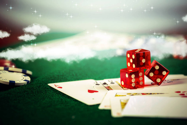 Dados de casino com fichas de poker em mesa verde de apostas
. - Foto, Imagem