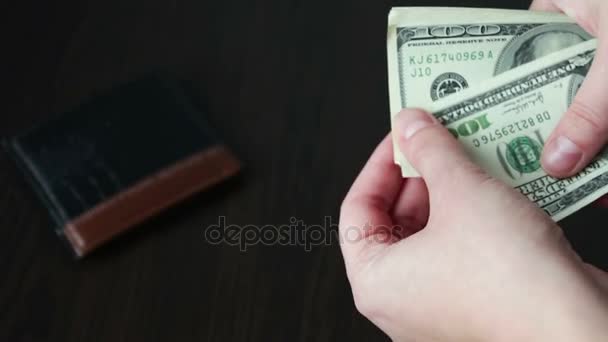 Manos de mujer sosteniendo un ventilador de billetes de cien dólares y cuenta
 - Metraje, vídeo