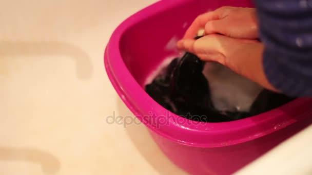 Wäschewaschen von Hand - Filmmaterial, Video