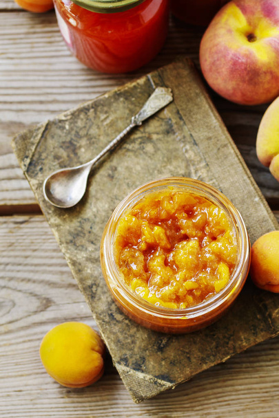 Jar of peach jam - Foto, Bild