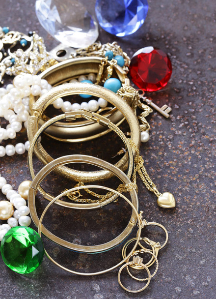 золоті прикраси та перлини, браслети та ланцюжки
 - Фото, зображення