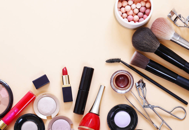 Instellen van de cosmetica - make up borstels, poeder, oogschaduw, lippenstift, nagellak. - Foto, afbeelding