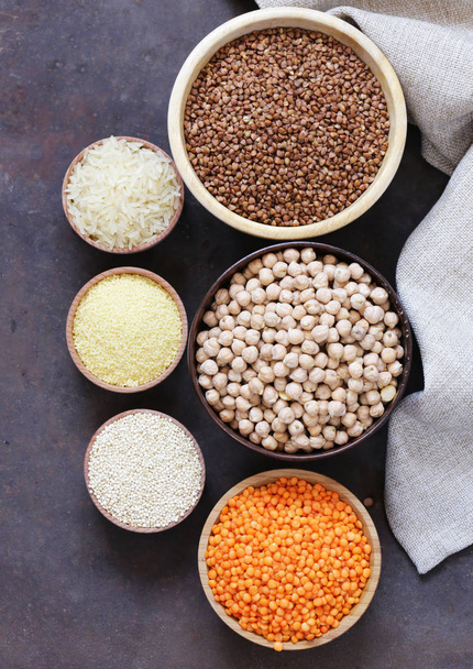 verschiedene Getreidesorten (Linsen, Erbsen, Reis, Quinoa, Buchweizen)) - Foto, Bild