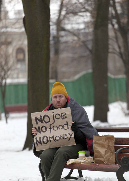  Dla dorosłych smutny bezdomnego z tektury w winter park miejski - Zdjęcie, obraz