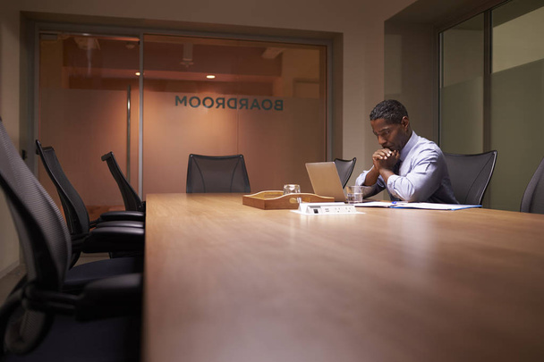 African american businessman working late - Foto, imagen