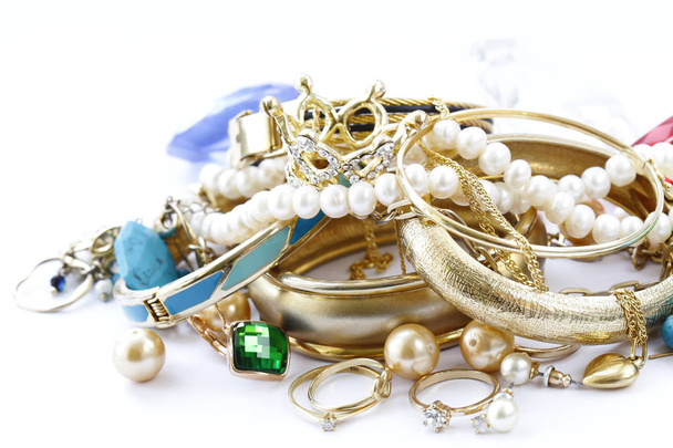 arany ékszerek és gyöngyök, karkötő, és láncok - Fotó, kép
