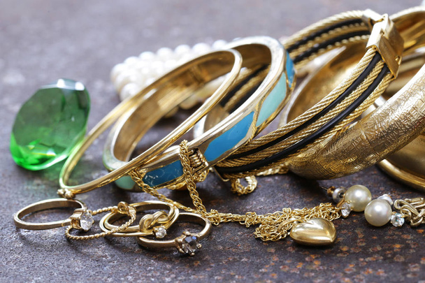 Biżuteria złota i pereł, bransoletki i łańcuchy - Zdjęcie, obraz