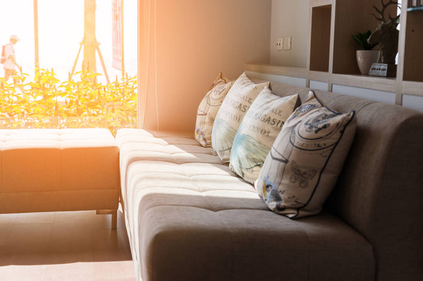 interior contemporáneo de la sala de estar con parte de sofá en el día soleado y cortina blanca concepto de fondo interior - Foto, Imagen