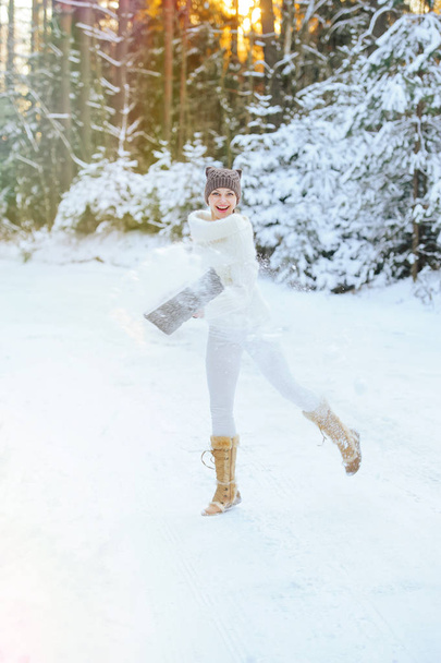 シャベルで冬の森の背景に女性が冷ややかな、日当たりの良い日に雪を削除します - 写真・画像