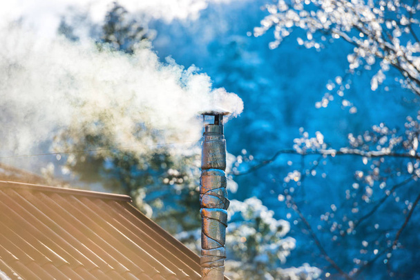 Fumaça da chaminé no telhado
 - Foto, Imagem