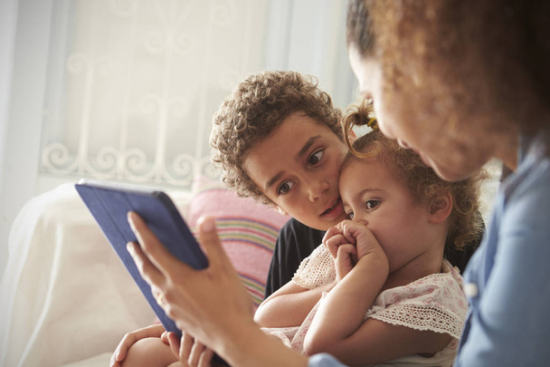 Mother And Children Using Digital Tablet - Foto, afbeelding