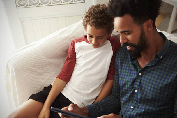 smiling Father And Son Using Digital Tablet - Fotografie, Obrázek
