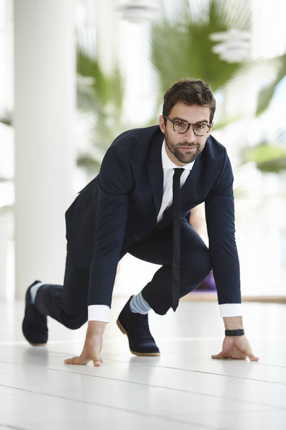 Business athlete crouching - 写真・画像