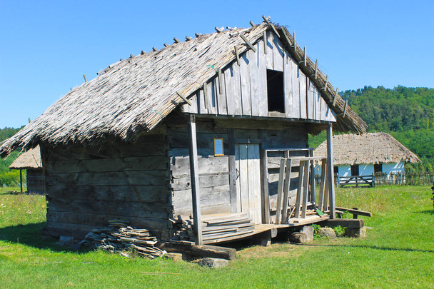 古代の伝統的な農村木造の納屋 - 写真・画像