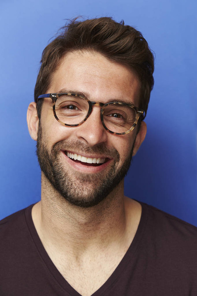 Smiling guy in glasses - Fotoğraf, Görsel
