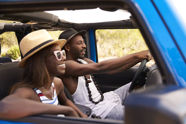 African american couple driving car - Zdjęcie, obraz