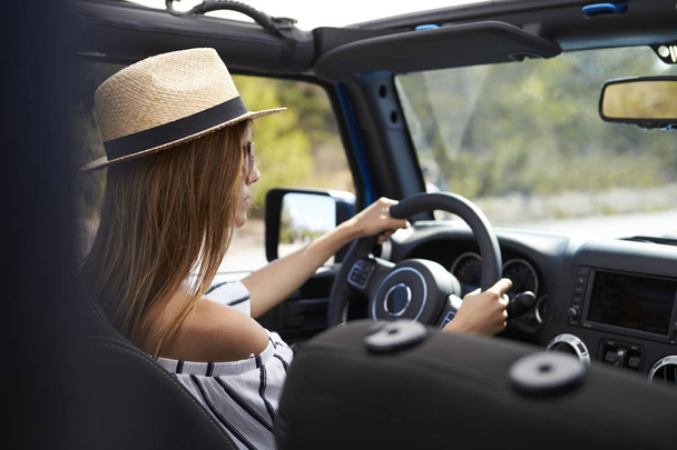 Young woman driving car - Фото, изображение