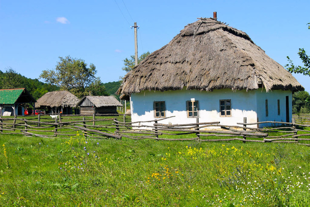 vieille maison ukrainienne traditionnelle
 - Photo, image