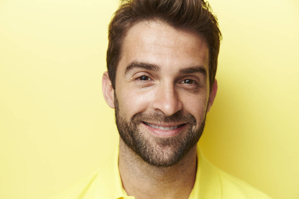 Smiling man in yellow shirt - Fotografie, Obrázek