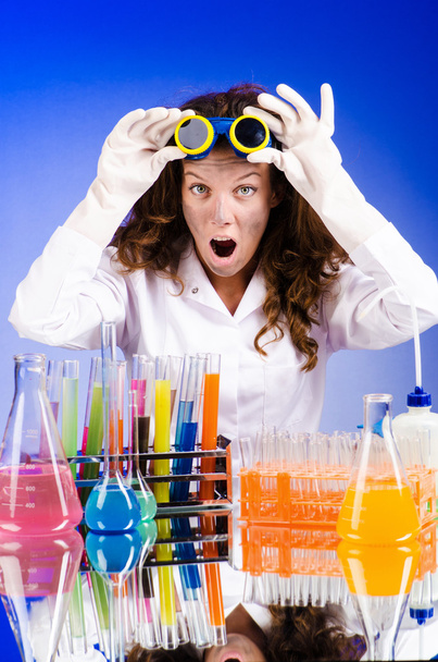 śmieszne kobieta chemik w laboratorium - Zdjęcie, obraz