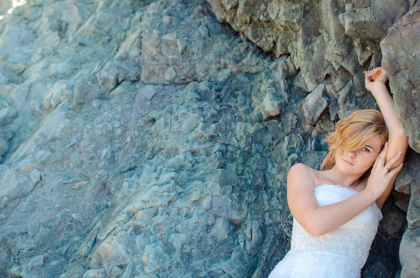 Beautiful bride posing in high mountain scenery - Foto, immagini