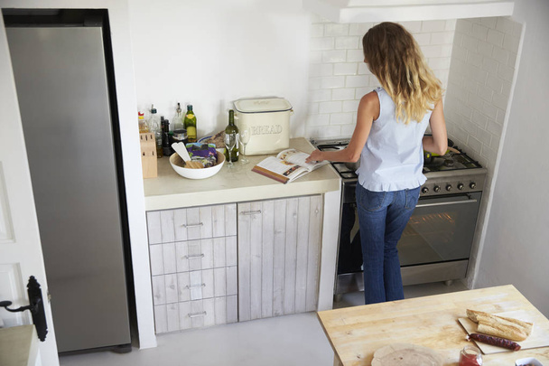woman cooking in kitchen - Foto, Imagen
