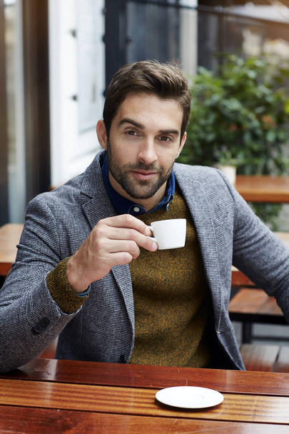 Man taking coffee break - Фото, зображення