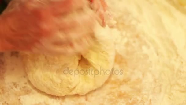 Женские руки месят тесто в муке на столе - Кадры, видео