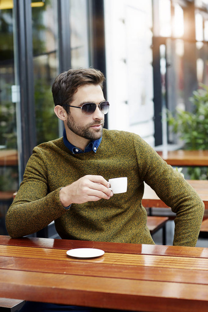 мужчина, держащий чашку кофе - Фото, изображение