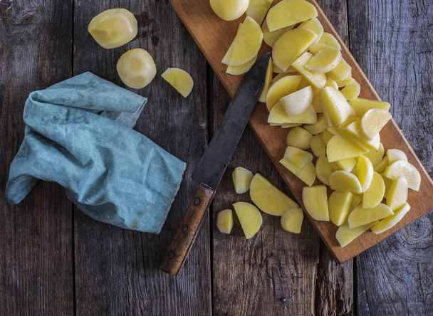 peeled and sliced potatoes - Foto, Imagem