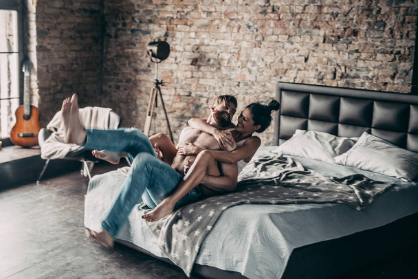 Happy couple in bedroom - Foto, afbeelding
