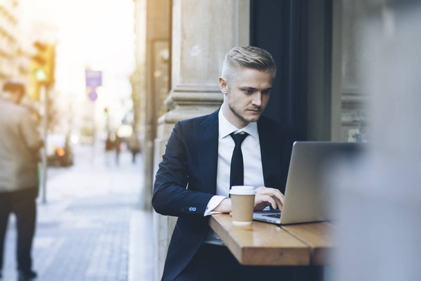 businessman using modern laptop - Foto, Imagem