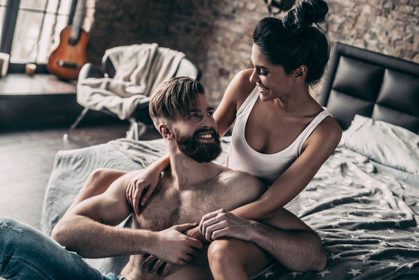Happy couple in bedroom - Foto, Imagem