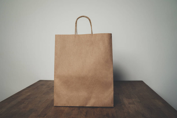 craft shopping bag on wooden table - Фото, зображення