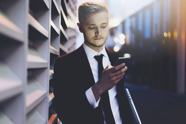 businessman using modern smartphone  - Zdjęcie, obraz
