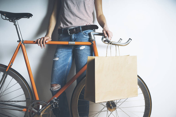 woman with vintage bike and paper package - Фото, зображення