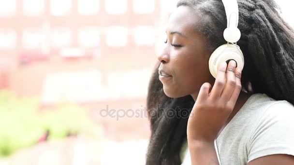 vrouw luisteren muziek met smartphone - Video