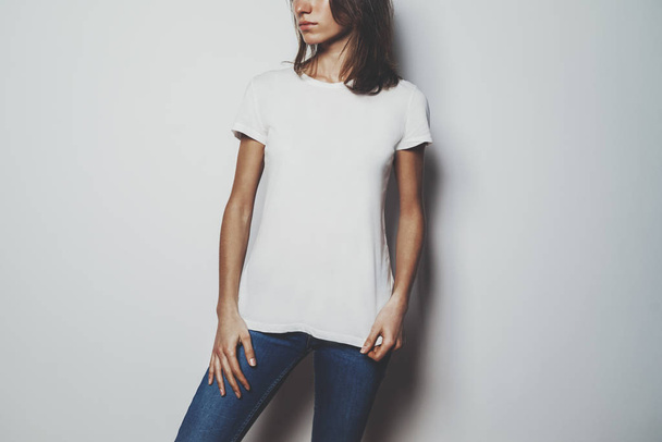 girl wearing blank white t-shirt  - Foto, Imagen