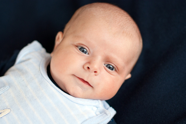 entzückender kleiner Junge mit blauen Augen - Foto, Bild