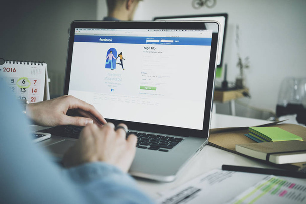 woman using facebook application on laptop - Foto, imagen
