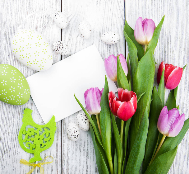 tulppaani kukkakimppu ja tyhjä onnittelukortti pääsiäinen
 - Valokuva, kuva
