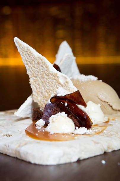 Finest Italian Coffee espresso jelly strips, served on a sweet Meringue bed, with chocolate and toffee crumble, salted toffee sauce and ice cream. - Foto, immagini