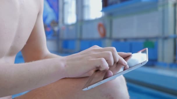 Sportler Schwimmer nutzen digitales Tablet - Filmmaterial, Video